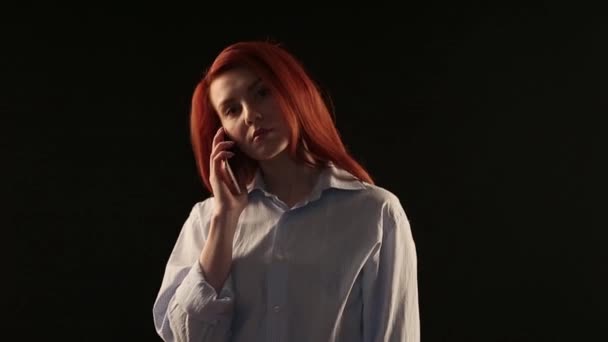 Une Belle Fille Aux Cheveux Roux Dans Une Chemise Blanche — Video
