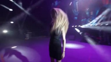 kız model gece kulübü sahnesinde poz. Spot bir kadın silüeti