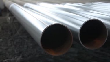 büyük metal borular yakın çekim ambar