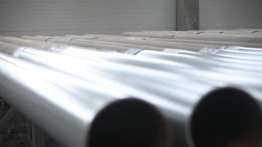 büyük metal borular yakın çekim ambar