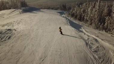yakın çekim Kayak büyük spor merkezi tepeden aşağı gidiyor. Kış ormandaki bir tepeden aşağı gidiş snoubordist