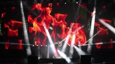erkek dansçı gece kulübünde sahnede. Sahne ışıkları altında dans bir adam silüeti