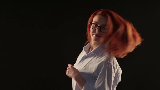 Uma Menina Bonita Com Cabelo Vermelho Uma Camisa Branca Posando — Vídeo de Stock