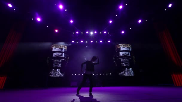 女舞蹈演员在夜总会的现场 在聚光灯下跳舞的妇女的剪影 — 图库视频影像