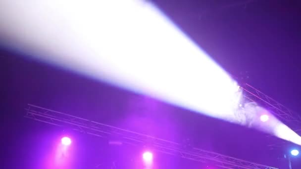 Kleurrijke Heldere Fase Lichten Een Concert Wazig Licht Blauwe Witte — Stockvideo