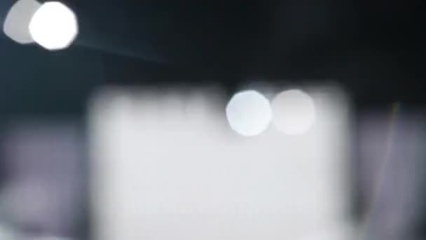 Барвисті Яскраві Сценічні Вогні Концерті Розмиті Синьо Білі Прожектори Світла — стокове відео