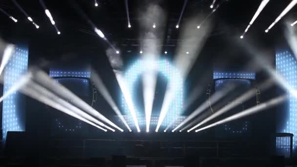 コンサートの青と白の光スポットでカラフルな明るい舞台照明 — ストック動画