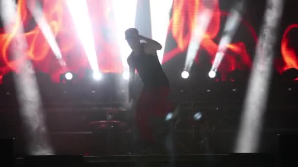 Garçon Danseur Sur Scène Boîte Nuit Silhouette Homme Dansant Sous — Video