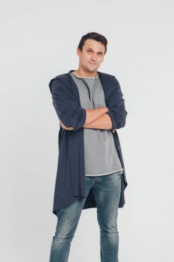 yakışıklı adam beyaz arka planda gri kıyafetler kapalı gösterir