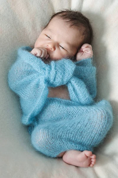 Pasgeboren baby slaapt gewikkeld in een deken — Stockfoto