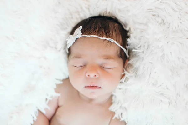 Het gezicht van een kind met een pleister op zijn hoofd close-up — Stockfoto