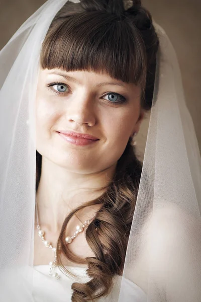 Retrato da noiva em um véu. A menina está se preparando para o casamento — Fotografia de Stock