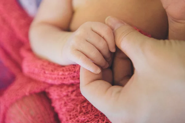 Handens av nyfött barn som närbild på — Stockfoto