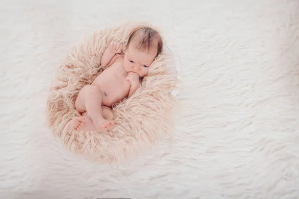 Pasgeboren baby gewikkeld in een deken slapen in een mandje — Stockfoto