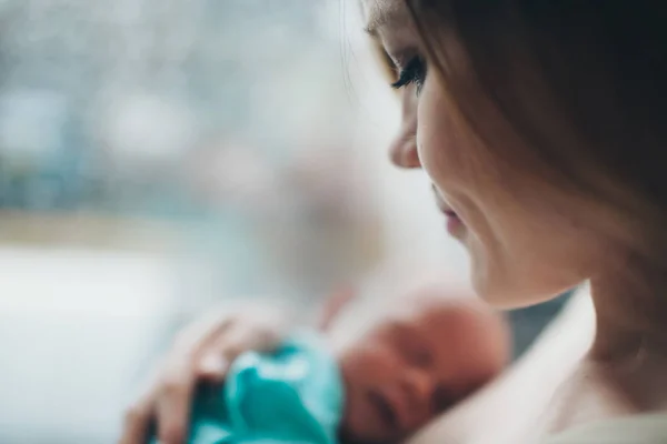 Bebé en los brazos de la madre. Mujer sosteniendo a un niño — Foto de Stock