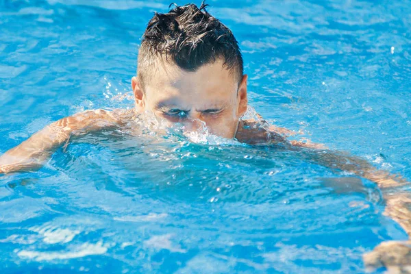 Garvade man på semester simning i poolen — Stockfoto