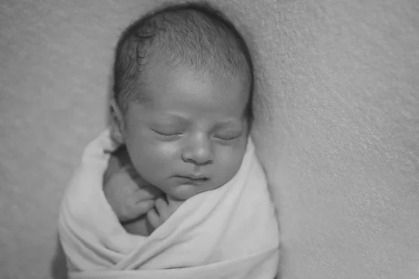 Porträt eines kleinen Jungen: Babygesicht in Großaufnahme — Stockfoto