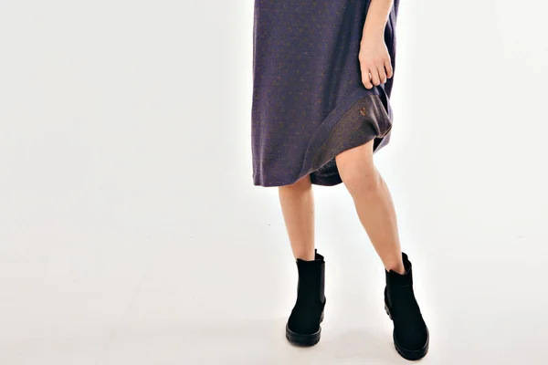 Ropa de publicidad: falda y zapatos en una chica sobre un fondo blanco Modelo de moda. Maniquí. . —  Fotos de Stock