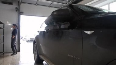 Araba tamir, reklam, Moskova, 1.11.2018 Bmw: Bmw motor şirketi rozet siyah bir araba önden. Bir Alman otomobil, motosiklet ve 1916 yılında kurulan şirket üretim motor BMW olduğunu