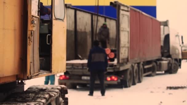 Laden Van Metalen Buizen Truck Een Grote Kraan Mensen Werken — Stockvideo