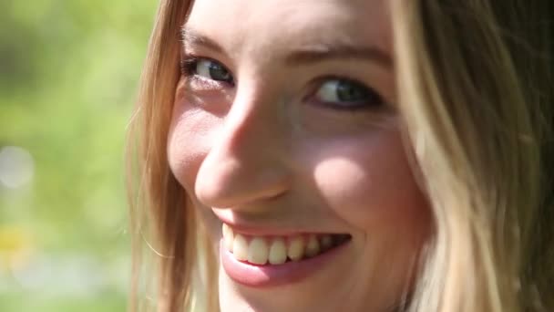 Modelin Yüz Close Doğada Poz Bir Kız — Stok video