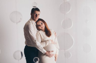 aşık çift sarılmak. gülümseyen hamile kadın ve erkek. Sevgililer günü