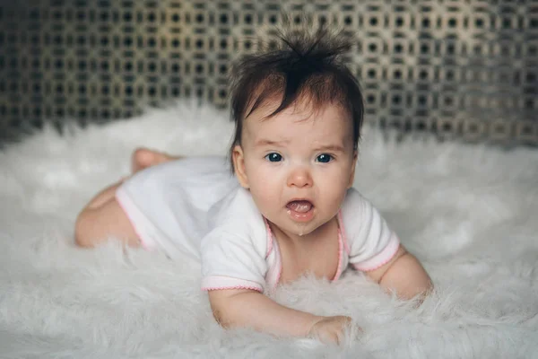 Портрет новонародженої дитини з язиком, що стирчить — стокове фото