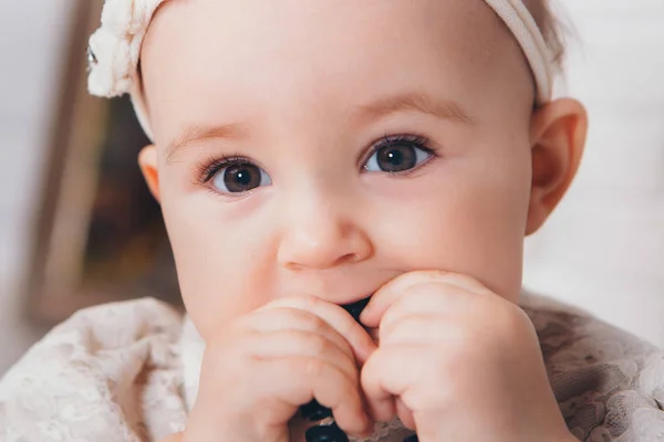 Retrato de um bebê recém-nascido com uma caneta no rosto — Fotografia de Stock