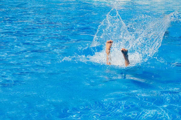 Muž skáče do bazénu. Plavec ve vodě — Stock fotografie