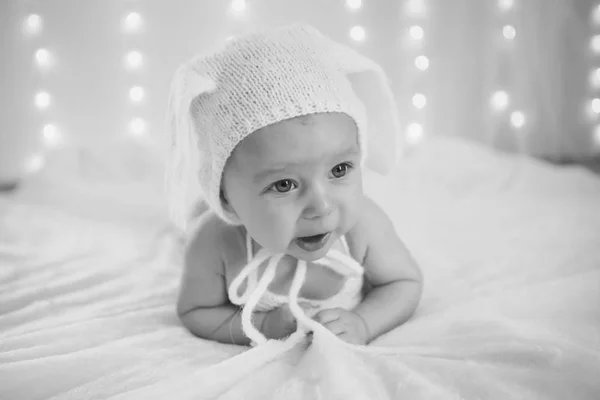 Bebé recién nacido en un sombrero con orejas — Foto de Stock