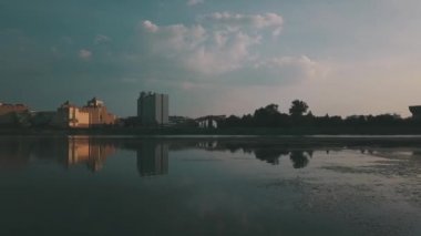 Rusya kuş bakışı görünümü. Chelyabinsk drone. Rus şehir manzarası. şehir manzarası ile su üzerinde bir quadrocopter uçan, yüksek katlı binanın dolgu