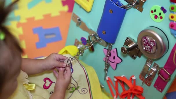 保育園と幼稚園の子供のためのおもちゃ 教育おもちゃで遊ぶ女の子 — ストック動画