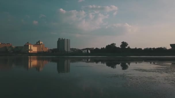 俄罗斯鸟图 车里雅宾斯克无人机 俄罗斯城市景观 在水面上乘坐四轮车飞行 可以看到城市的景色 高层建筑的堤防 — 图库视频影像