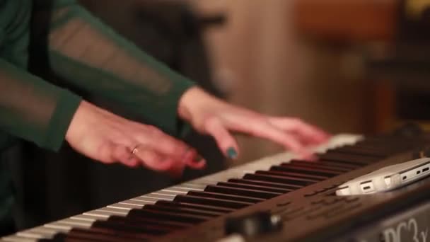 Toca Piano Close Mãos Femininas Tocando Piano Dedos Piano Cores — Vídeo de Stock