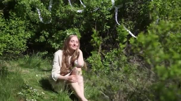 Fotógrafo Toma Fotos Modelo Vestido Entre Bosque Verde — Vídeos de Stock