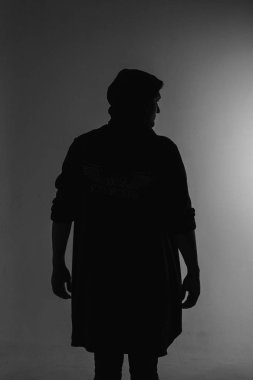 yakışıklı adam beyaz arka planda gri kıyafetler kapalı gösterir