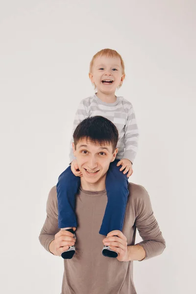 Papa houdt de baby in zijn armen. Het concept van het opleiden van de vader van jonge kinderen, gelukkige jeugd, een vriendelijke familie. — Stockfoto