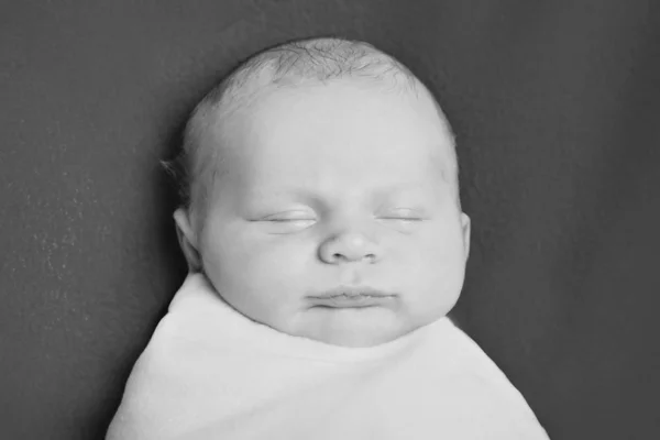 Egy kisfiú portréja: baba arc közeli képe — Stock Fotó