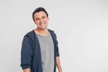 yakışıklı adam beyaz arka planda gri kıyafetler kapalı gösterir