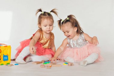 iki küçük kız beyaz zemin katta oynama