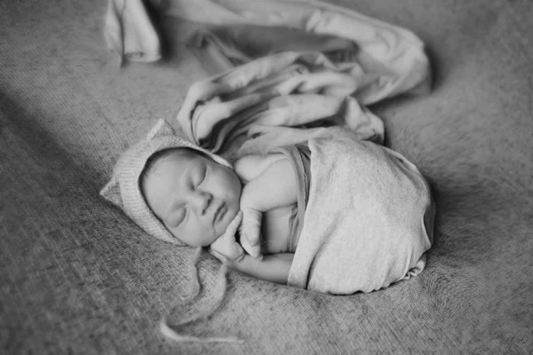 कान असलेल्या टोपीमध्ये नवजात बाळ — स्टॉक फोटो, इमेज