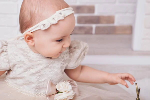 Le visage d'un enfant avec un bandage sur la tête gros plan — Photo