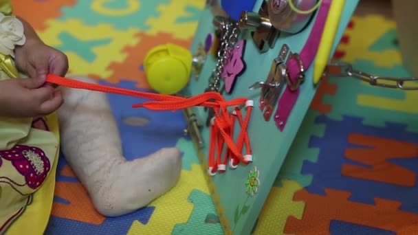 保育園と幼稚園の子供のためのおもちゃ 教育おもちゃで遊ぶ女の子 — ストック動画