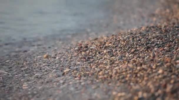 Vågor Tvätta Över Den Klippiga Havs Stranden — Stockvideo