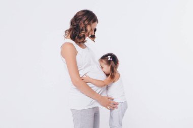 Mutlu bir çocukluk kız hamile anne karnı, hamilelik ve yeni hayat kavramı sarılma