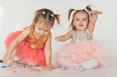 iki küçük kız beyaz zemin katta oynama