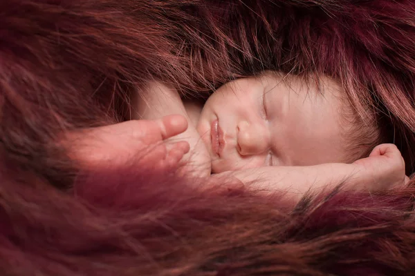 Un niño pequeño con piel roja miente. Retrato del recién nacido —  Fotos de Stock