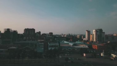 Rusya kuş bakışı görünümü. Chelyabinsk drone. Rus şehir manzarası. şehir manzarası ile su üzerinde bir quadrocopter uçan, yüksek katlı binanın dolgu