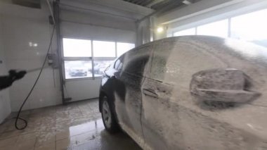 Araba tamir araba reklam araba yıkama, BMW reklam, Moskova, 1.11.2018: Siyah arabanın önünde BMW motor şirketi rozeti. 1916 yılında kurulan otomobil, motosiklet ve motorlar üretimi için BMW-Alman şirketi