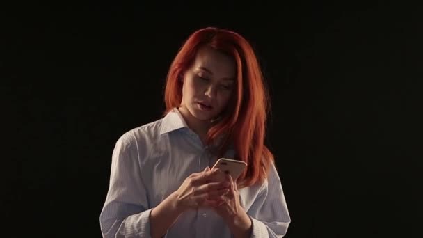 2019 モスクワだは電話 Iphone 黒い背景の女の子がスマートフォンで話している — ストック動画